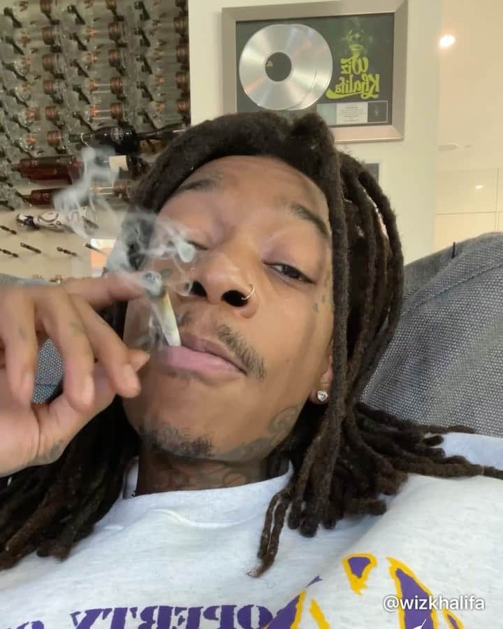ウィズ・カリファのインスタグラム：「🚨🚨Rollin up the gas 😂😂 #fucc2020 playlist on fucc2020.taylorgang.com 💪🏾💪🏾link in bio」