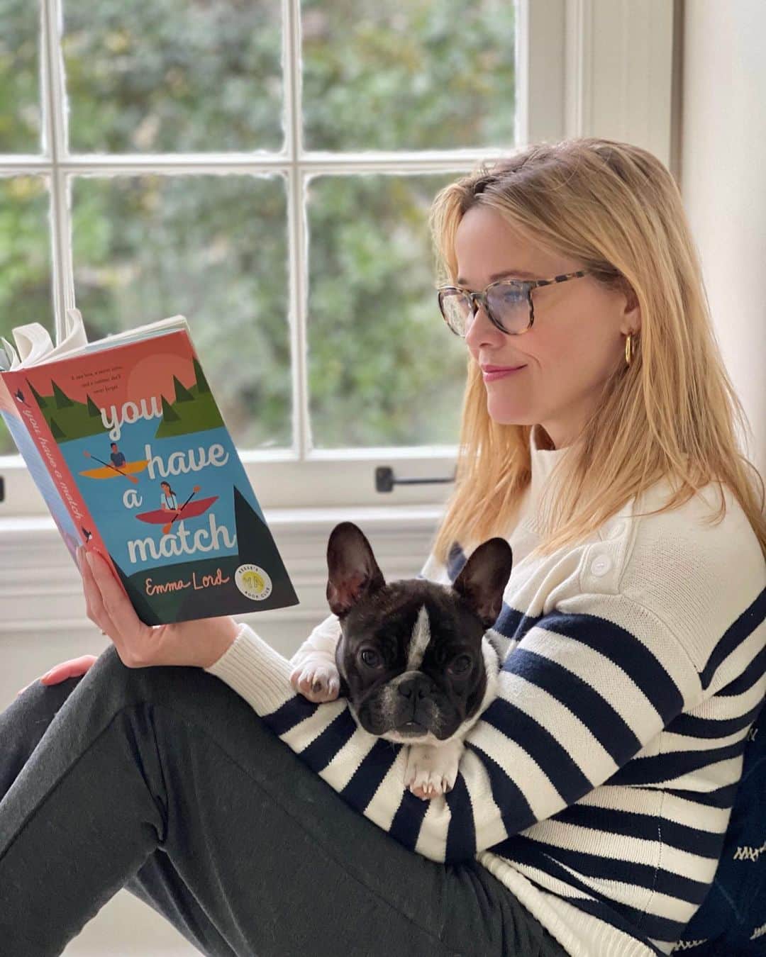 リース・ウィザースプーンのインスタグラム：「Talk about a meet-cute! 💕 This season our YA @ReesesBookClub pick is You Have a Match by @dilemmalord. This story is about sisterhood, friendship and a very unique family dynamic that starts with unforeseen test results from a DNA service. If you have a YA reader in your life or YOU love YA stories... check it out!! I hope y’all enjoy it and follow along at #Reese’sBookClub.」