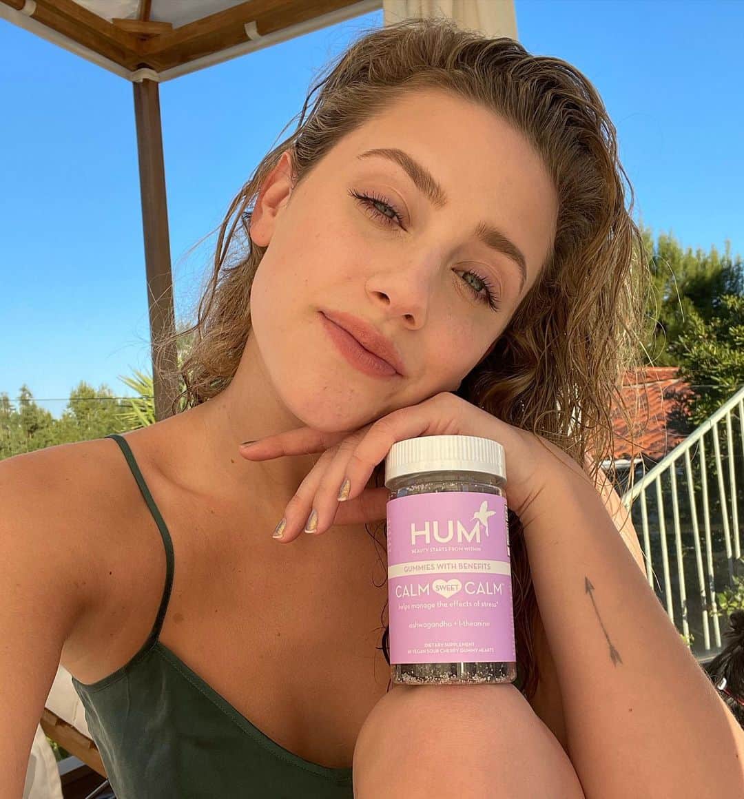 リリ・ラインハルトのインスタグラム：「I’m always down to try new and natural ways to improve my mental health 🙋🏼‍♀️ and have been a fan of @humnutrition for years, so I was excited to give their new Calm Sweet Calm stress gummies a try. They’re made with an ancient medicinal herb called Ashwagandha which is known to reduce stress and cortisol levels. These (really yummy🍒) vegan gummies will be a permanent addition to my daily wellness routine after seeing their ~zen~ effects.    #startwithin #humnutrition_partner」