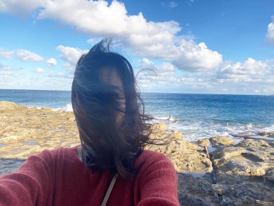 荒尾茉紀のインスタグラム：「マルタに戻ってきました🇲🇹治安がいい国はボーっとしてる私向き☺️  私が経験した場所のみですが【コロナの入国規制】について、質問してもらうことがあるので情報共有✈️  Japan（日本）→Malta（マルタ）→France・Paris（フランス・パリ）→Spain・Barcerona（スペイン・バルセロナ）→Spain・Valencia（スペイン・バレンシア）→France・Paris（フランス・パリ）→Malta（マルタ）  この中でPCR検査による陰性証明が必要だったのは、スペインの入国時のみ。フランスで受けた検査結果（無料）を見せるだけでスムーズに入国できました👍  どの国も自己隔離などはありませんでした‼️  『スペインのバレンシアは街が閉鎖されていて移動不可』と聞いていましたが、電車で普通に入れたし、観光地もレストランも開いてたし、バーゲンもしてました🎶しかも帰りのパリ行きの飛行機は満席（笑）  フランス入国に至っては、入国審査のイケメンお兄さんから『何日滞在するの？1人？なんで？』と聞かれ、怪しまれてる…とドキドキしたけど、『1人ならフランス男性をゲットして帰ってね〜』みたいなノリでした😂  日本のニュースで見てたヨーロッパの様子と、実際に自分の目で見る現状のギャップに驚くばかり💦皆んなパニックにならず、人生を楽しんでいるなぁといった印象です😊✨  #コロナ禍 #入国規制 #入国制限 #pcr #travel #covid_19 #europe」