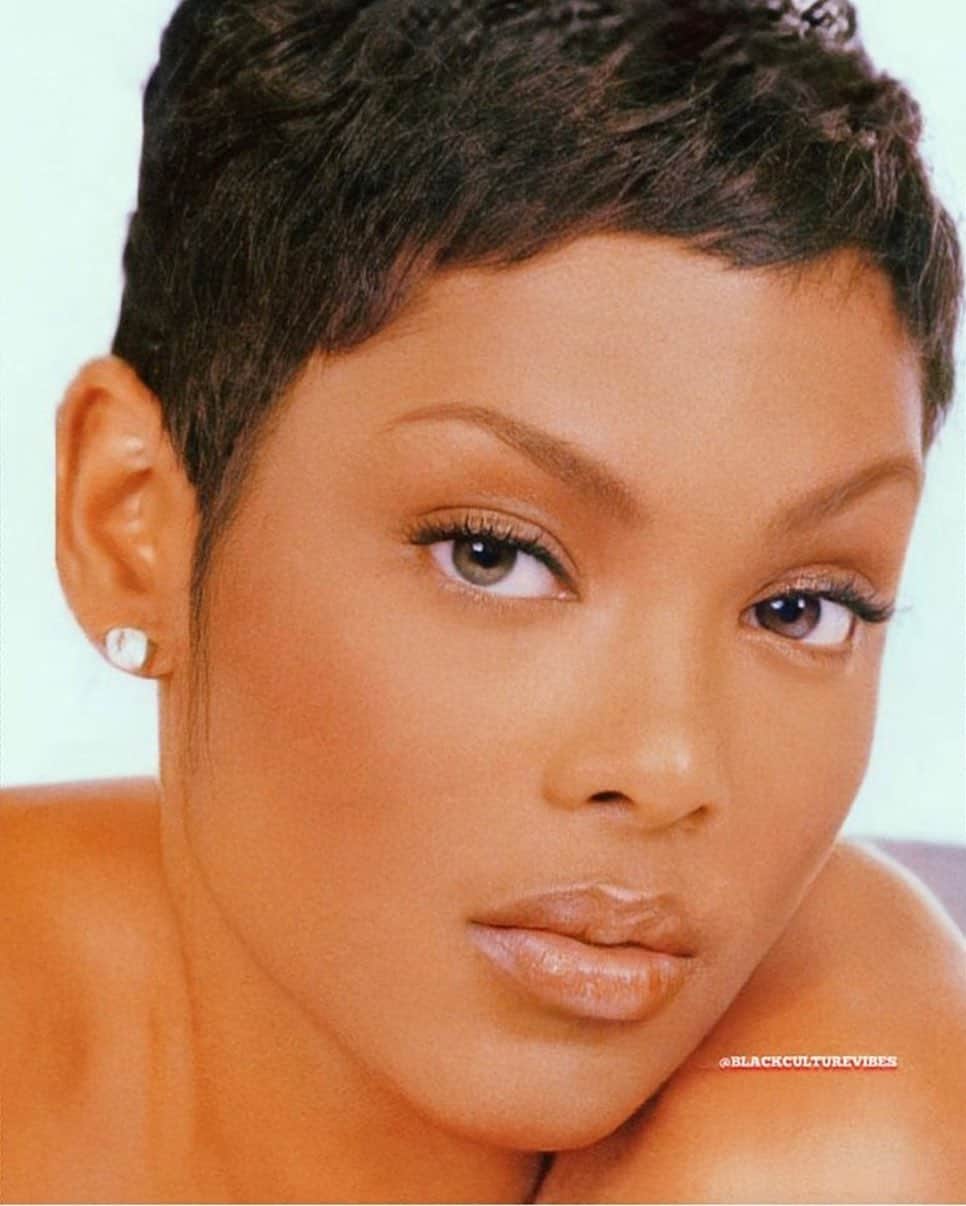 キーシャ・エップスのインスタグラム：「#tbt  I LOVE her•But not as much as she LOVES me.  #YoungKeesh #NoCharades #ShortHair #NaturalBeauty #90s」