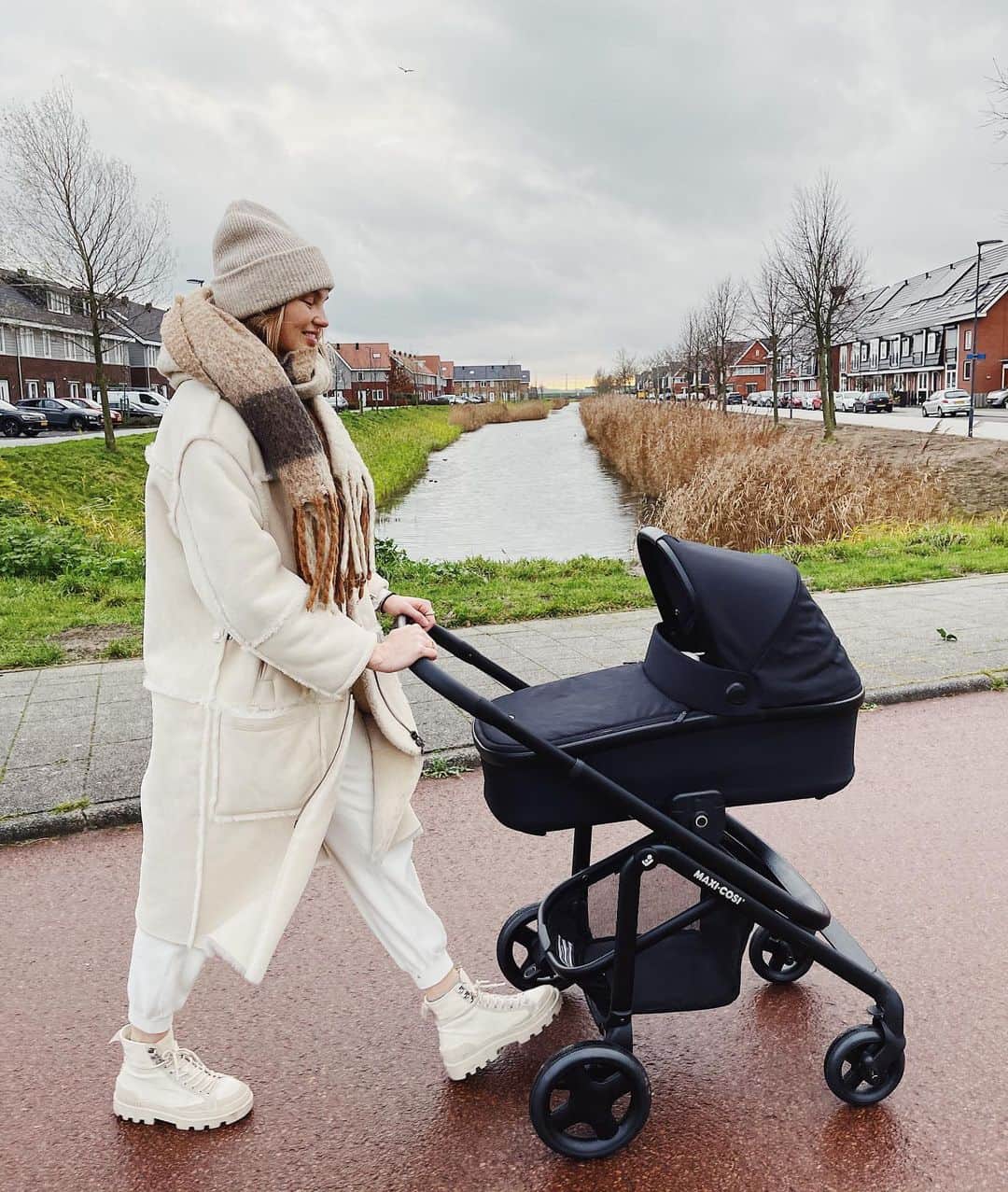 ロミー・ストリドのインスタグラム：「First walk outside with the stroller 🤍 #maxicosi #partner」