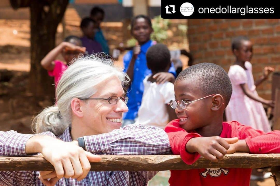 デイヴィッド・ギャレットさんのインスタグラム写真 - (デイヴィッド・ギャレットInstagram)「#Repost @onedollarglasses  ・・・ I got to know about this project and his founder #martinaufmuth at #einherzfürkinder   Check out his page! According to the WHO, more than 950 million people in the world need glasses but cannot afford them. A global problem which even today surprises many people, made our founder Martin Aufmuth rethink this in 2010. In the 1-Euro shops known throughout Germany you can even buy reading glasses, while in many countries of the world glasses would hardly or never be affordable for many people. Within months Martin Aufmuth developed the very first onedollarglasses and in 2012 our association is founded. The idea: To make high-quality glasses as easy as possible to produce, so that production and sales can take place directly on site. Our Name derived from the goal to reach all those people who have to live on 1 US-Dollar or less a day and because of the material costs of the glasses - also almost 1 Dollar (80 Cents). Eight years have passed since then and a lot has happened. We are active in 8 countries and employ around 500 people worldwide.  - Mehr als 950 Millionen Menschen auf der Welt bräuchten laut WHO eine Brille, können Sie sich aber nicht leisten. Ein globales Problem, das auch heute noch viele eher überrascht, hat unseren Gründer Martin Aufmuth 2010 zum Nachdenken gebracht. In den deutschlandweit bekannten 1-Euro Läden gibt es sogar Lesebrillen zu kaufen, während in vielen Ländern der Welt Brillen für viele Menschen kaum oder niemals bezahlbar wären. In seinem Waschkeller entwickelte Martin Aufmuth die erste EinDollarBrille und 2012 wird unser Verein gegründet. Die Idee: Eine qualitativ hochwertige Brille so einfach wie möglich herstellbar zu machen, damit Produktion und Verkauf direkt vor Ort passieren können. Der Name EinDollarBrille entsteht durch das Ziel, all diejenigen Menschen zu erreichen die von 1 Dollar oder weniger am Tag leben müssen und auf Grund der Materialkosten der Brille – ebenfalls knapp 1 Dollar (80 Cent). Acht Jahre sind seitdem vergangen und es hat sich viel getan. Wir sind in 8 Ländern aktiv und beschäftigt rund 500 Menschen weltweit. Foto: @deniz_ispayla」1月13日 3時19分 - davidgarrettinsta