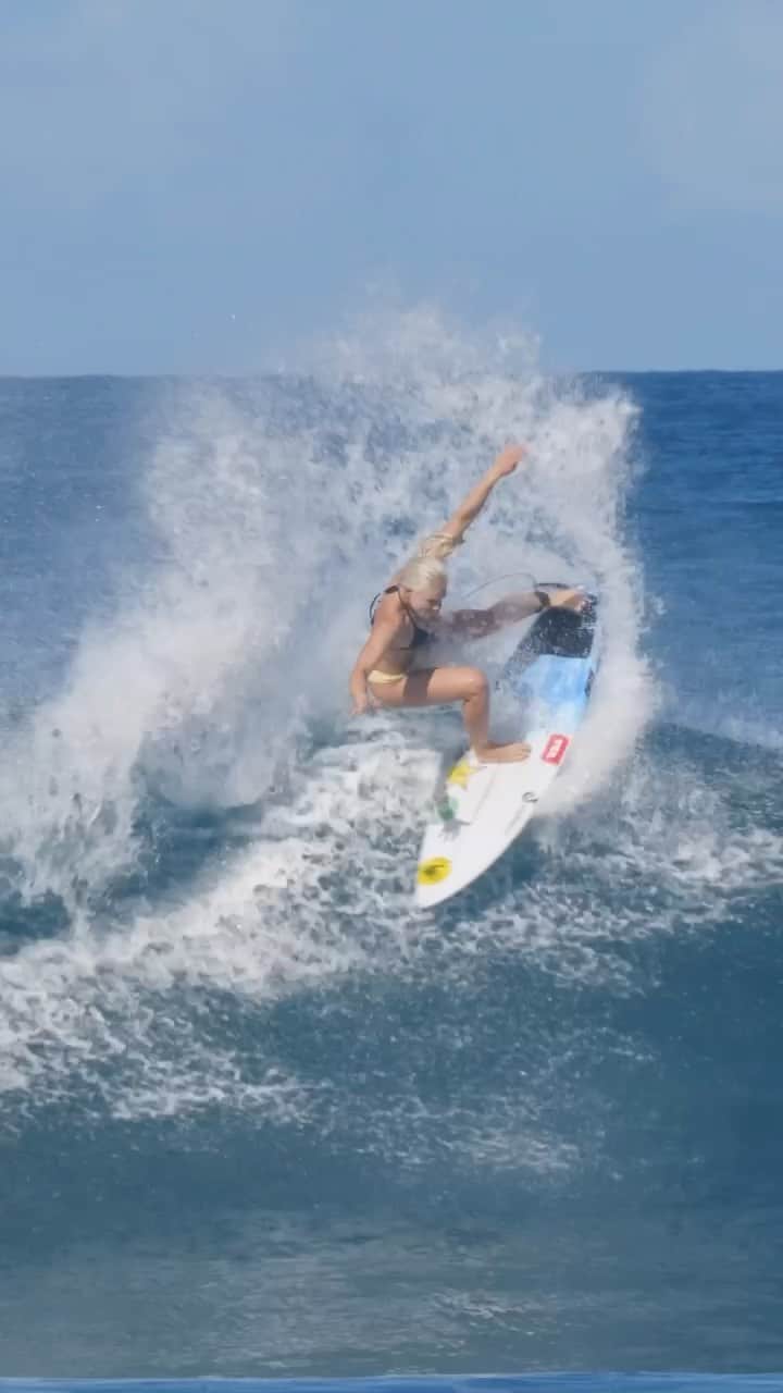 タティアナ・ウェストン・ウェブのインスタグラム：「feeling good 🤍 yesterday at Rockies // ontem em rocky point me sentindo bem 🤍 video: @iconam @rockstarenergy」