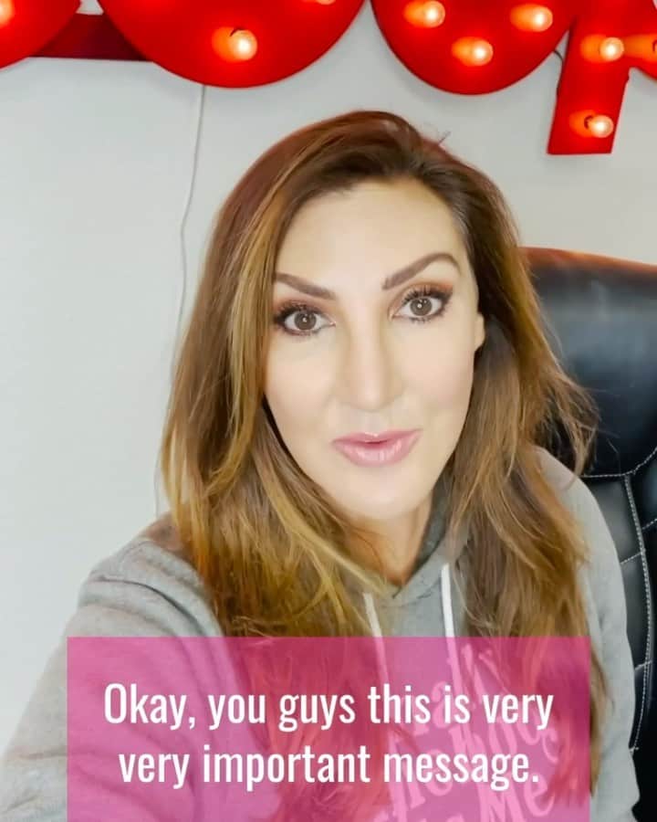 ヘザー・マクドナルドのインスタグラム：「I figured out who “Queen Victoria” from this season of #thebachelor reminds me of. Just watch.  Do you think she’s following producers instructions or is she really this person?  OR is she really @chrislilley from #summerheightshigh」