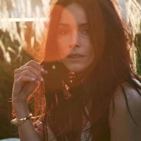 アビゲイル・スペンサーのインスタグラム：「“You’re easy to love.” ⠀⠀⠀⠀⠀⠀⠀⠀⠀ ⠀⠀⠀⠀⠀⠀⠀⠀⠀ Personal + @countylineflorals 2021 mantra. My father always told me “you’re easy to love, Abby.” But my secret was: I didn’t feel easy to love. I felt hard to love. I felt too much. But he continued to say it. When I didn’t feel it, or felt I deserved it. When I was too much. “You’re easy to love”. This gentle reminder was a sweet salve & a healing North Star.⠀⠀⠀⠀⠀⠀⠀⠀⠀ ⠀⠀⠀⠀⠀⠀⠀⠀⠀ After his sudden passing, began the journey of finding that truth within. That love for the self within. That space. The pandemic has brought out more room for holding & sitting with the self than ever before. And learning to share & carry this message on to others. May this simple phrase be a gentle reminder of the grace & mercy we all need right now. May we lean into love & light as we rebuild 🙏🏼. ⠀⠀⠀⠀⠀⠀⠀⠀⠀ ⠀⠀⠀⠀⠀⠀⠀⠀⠀ You’re easy to love. 📷 @stevenlippman」