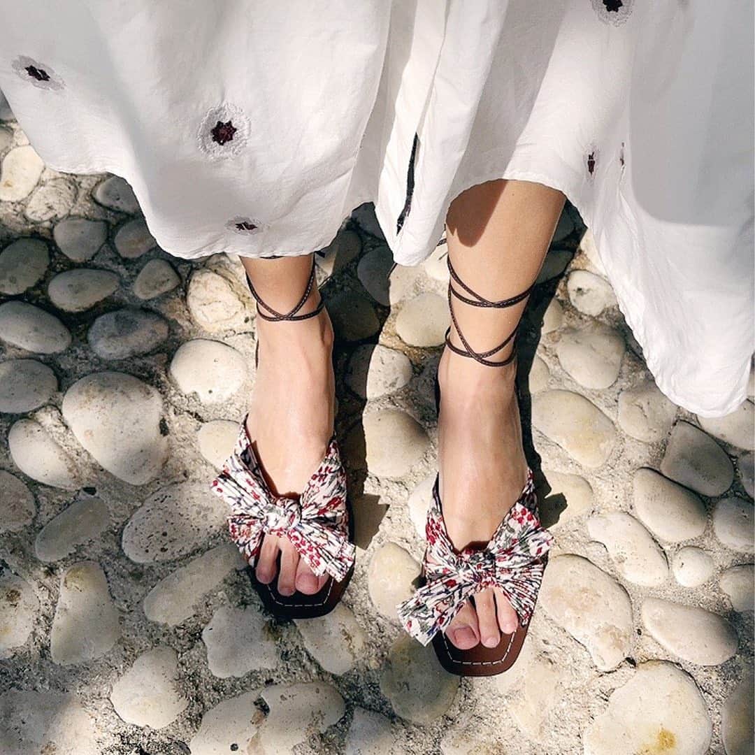 レフラーランドールのインスタグラム：「Dreaming of warmer days in our Peony sandals ☀️」