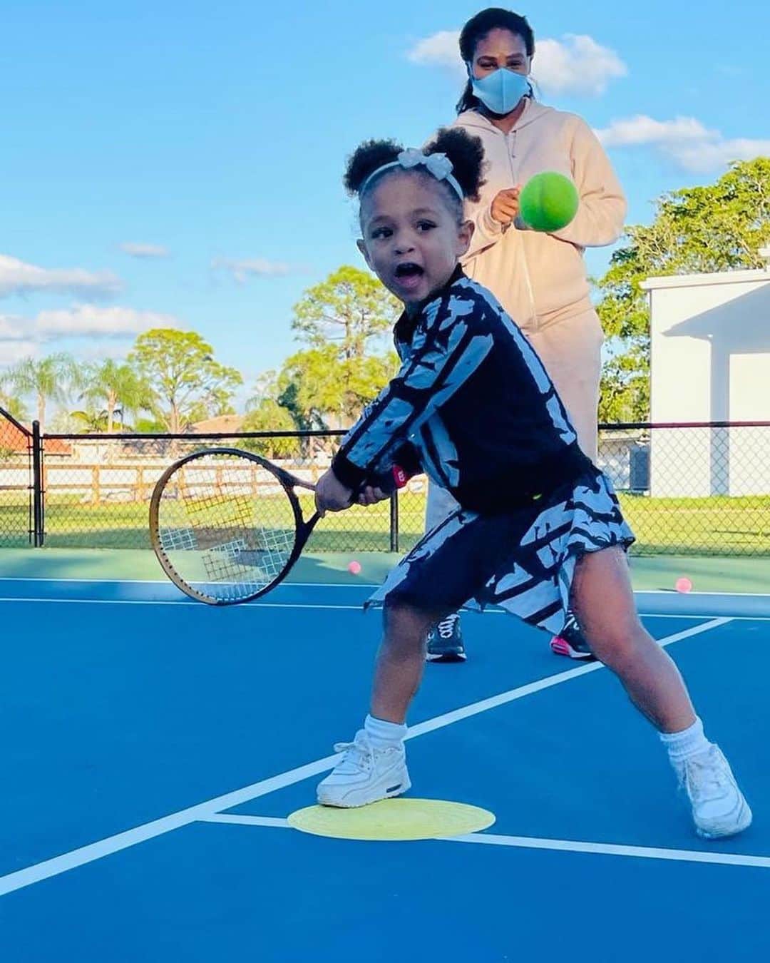 WTA（女子テニス協会）さんのインスタグラム写真 - (WTA（女子テニス協会）Instagram)「Like mother, like daughter 🤩 🎾 #Repost @serenawilliams ・・・ turn, back, reach, head, follow through」1月13日 3時27分 - wta