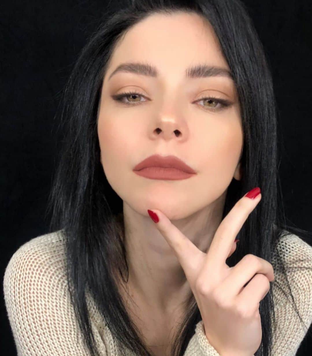 Merve Boluğurのインスタグラム：「“Frekans”geliyor🎤」