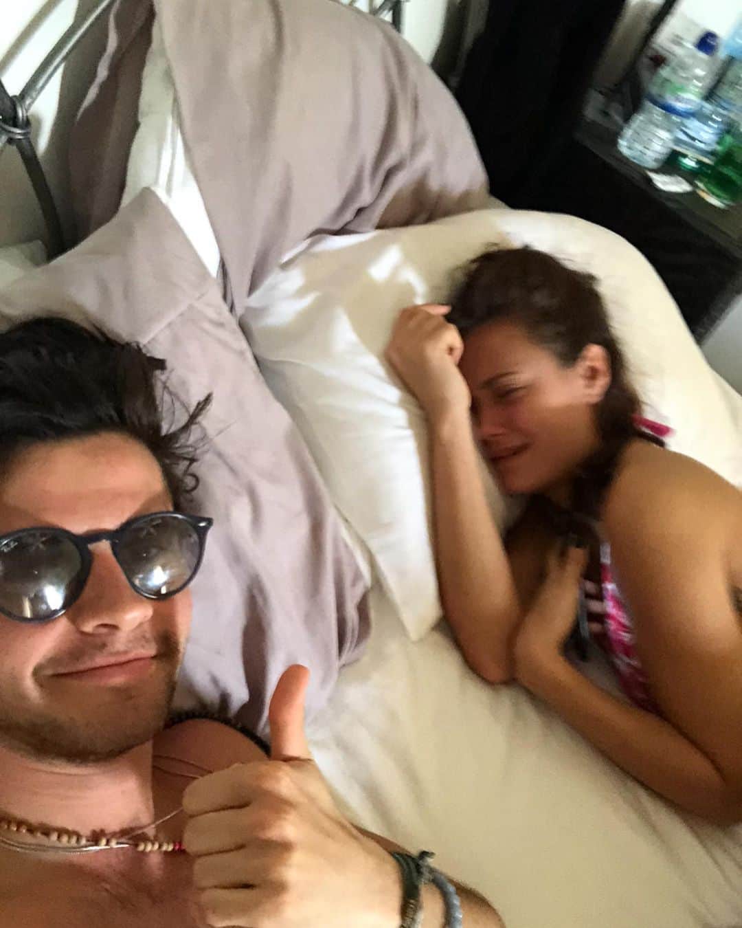 エラ・パーネルのインスタグラム：「My iPhone reminded me of this beautiful moment exactly 2 years ago today captured by my dear, dear friend @celspellman and I couldn’t not post it. Throwback to when I invited him on holibobs to the Caribbean and then promptly got the worst tonsillitis of my life and spent the whole week in bed in a state of fevered delirium. I was SO unwell and sounded like Stitch and cried RELENTLESSLY. Obviously I was miraculously cured the day before I went home. Miss ya pal. ❤️」