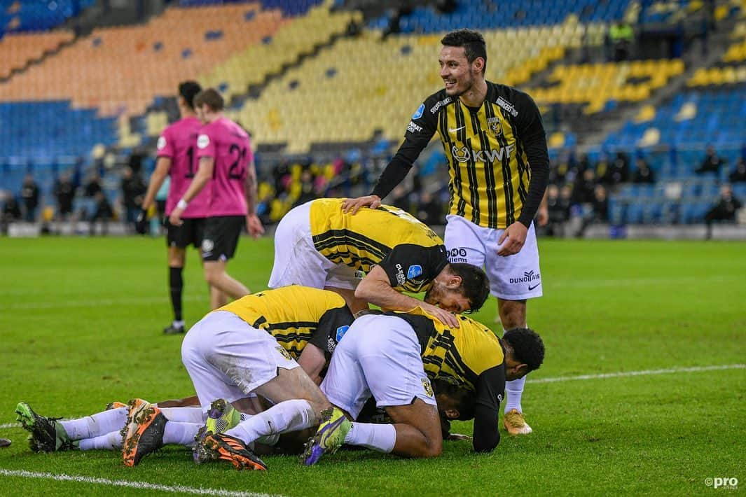 フィテッセさんのインスタグラム写真 - (フィテッセInstagram)「Twee keer raak, maar één doelpunt op het scorebord 💥⚡️  Doekhi’s eerste Eredivisietreffer! ⚽️  #Vitesse #vitutr」1月13日 3時47分 - mijnvitesse