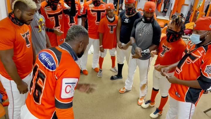 のインスタグラム：「Muchas gracias muchachos por los momentos bellos que pasamos juntos y  por ser tan buenos compañeros de equipo. Llevaré este tiempo pasados juntos en mi corazón, y en mi siempre tendrán a un amigo. Gracias a la Organización de Los Toros, a mi GM Raymond Abreu y a mi Manager Lino Rivera, su gentileza y su  instrucción fueron muy valiosas, y con el favor de Dios nos veremos este invierno de nuevo. ••••••••••••••••  Thank you guys very much for the beautiful moments we spent together and for being such good teammates. I will carry this time we spent together in my heart, and in me you will always have a friend. Thanks to the Los Toros Organization, my GM Raymond Abreu and my Manager Lino Rivera, your kindness and instruction were very valuable, and with God's favor we will see each other this winter again.」