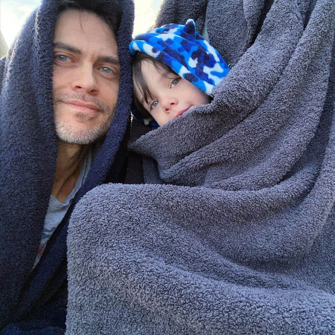 シャイアン・ジャクソンさんのインスタグラム写真 - (シャイアン・ジャクソンInstagram)「The sunrise club.  Also, my friend owns the company that makes these blankets and they are the comfiest, warmest things ever. ❤️」1月13日 3時57分 - mrcheyennejackson