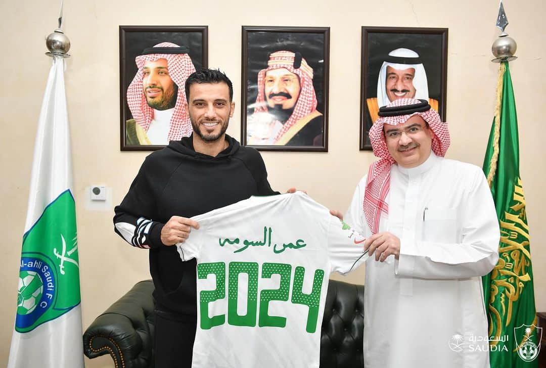 のインスタグラム：「بحمد الله تم تجديد عقدي مع النادي الأهلي السعودي لمدة ثلاث سنوات، نسأل الله التوفيق..... وعبر الزمان سنمضي معاً💚🙏🏼」