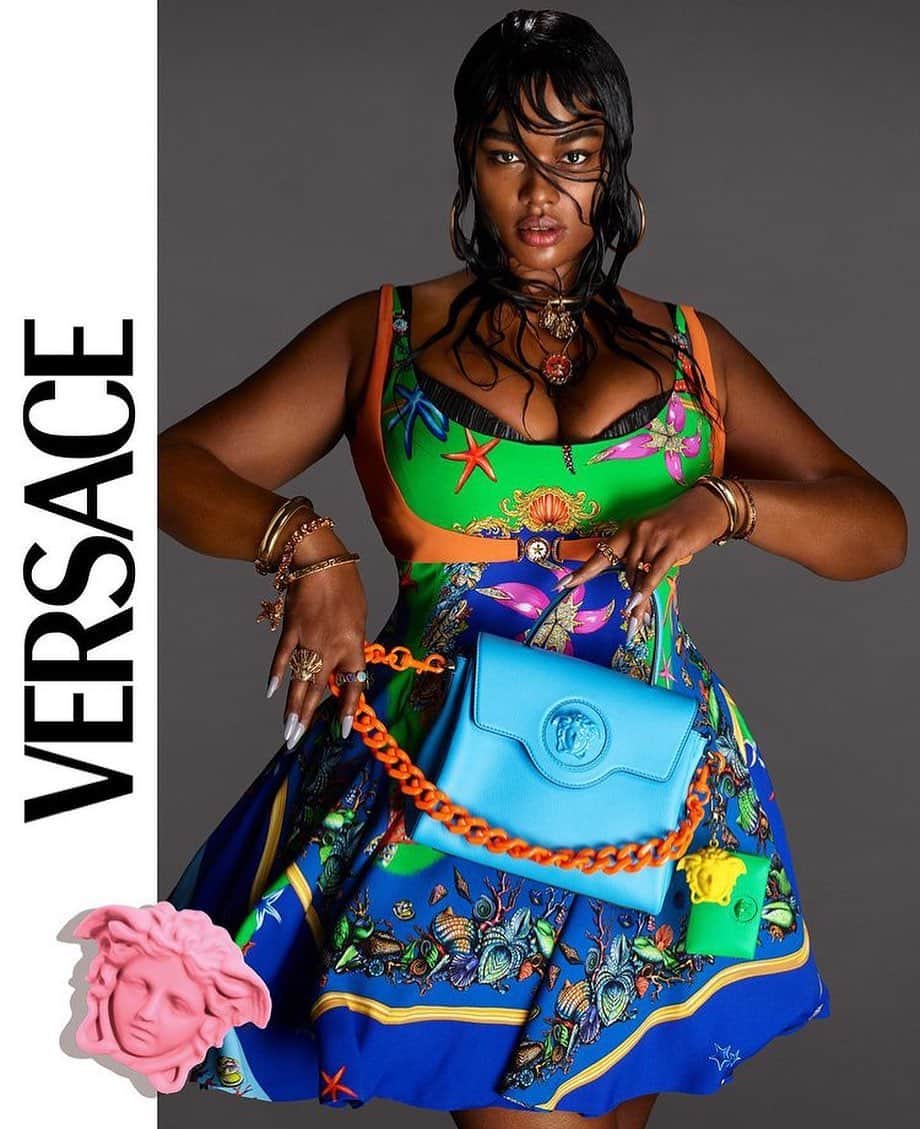 IMG Modelsさんのインスタグラム写真 - (IMG ModelsInstagram)「La Medusa. 💗 @preciousleexoxo fronts @versace’s latest campaign. #📷 @mertalas + @macpiggott #👗 @kjeldgaard1 #✂️ @paulhanlonhair #💄 @lucia_pieroni #⭐️ #IMGstars」1月13日 3時51分 - imgmodels