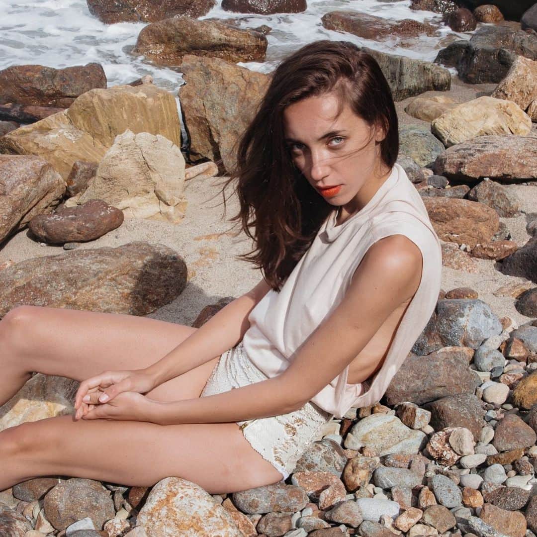 のインスタグラム：「The Expat top is back. HEIDIMERRICK.com」