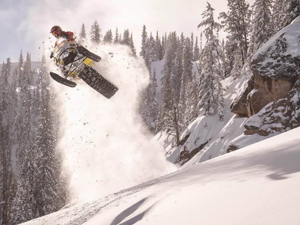 ケン・ブロックのインスタグラム：「Epic location near Jackson, deep pow, and a rad crew. This was only my first two days on my turbo sled in the backcountry this season, and it was worth the wait! Plus, it’s always amazing watching pros like @SkiDoo shredders @Tony_Jenkins and @JayMentaberry411 do their thing. 📸 by @StephenWClark27 #powderfiends #SkiDooSummitTURBO」