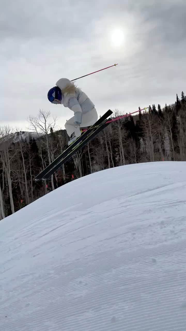 リンゼイ・ボンのインスタグラム：「First time in the terrain park... how did I do @jonolsson1 @guskenworthy @nickgoepper ?? @redbull @head」