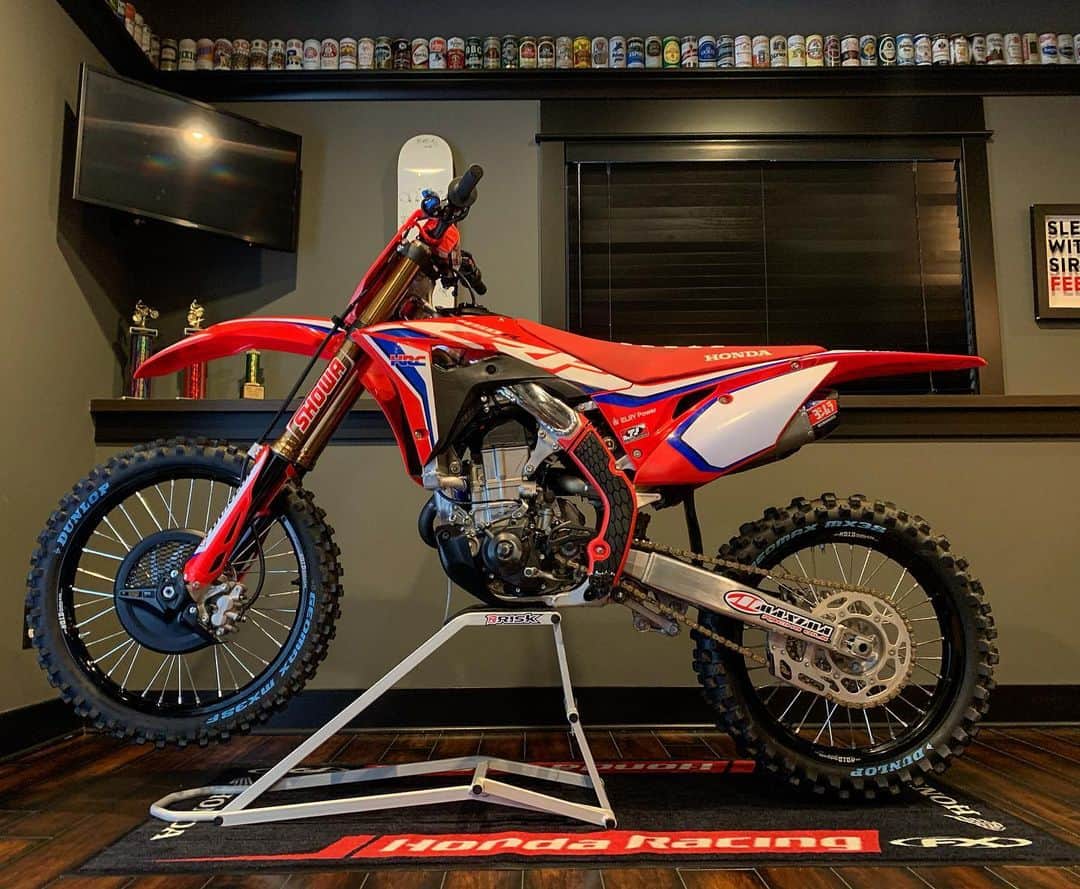 ジャスティン・ヒルズのインスタグラム：「It either needs to snow, or get warm... I’ve got FOMO right now with @supercrosslive starting soon. Who’s doing @pulpmxfantasy this year? I am! #pulpmxfantasy #honda #crf450rwe #worksedition #supercrosslive」