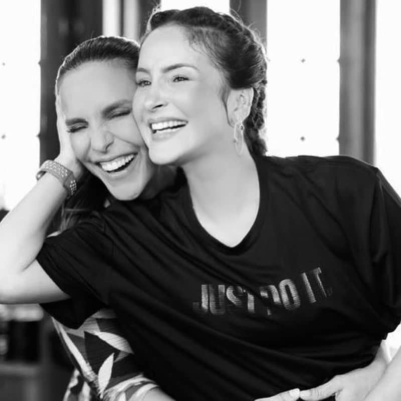 Claudia Leitteのインスタグラム：「Eu & Ela. Ela & Eu. Dia 13/02 é dia da gente juntar coração com coração, fã com fã, alegria com alegria. Nascemos pra fazer música, pra espalhar amor e pra fazer carnaval. Bora juntar tudo isso com aqueles hits que vocês acreditam que não podem faltar? Diga aí o que a gente tem que cantar de qualquer jeito, bebê! Bora, “Oh, Ivetchy aí!”, @ivetesangalo  #iveteeclaudinha #claudinhaeivete #encontrodaalegria」