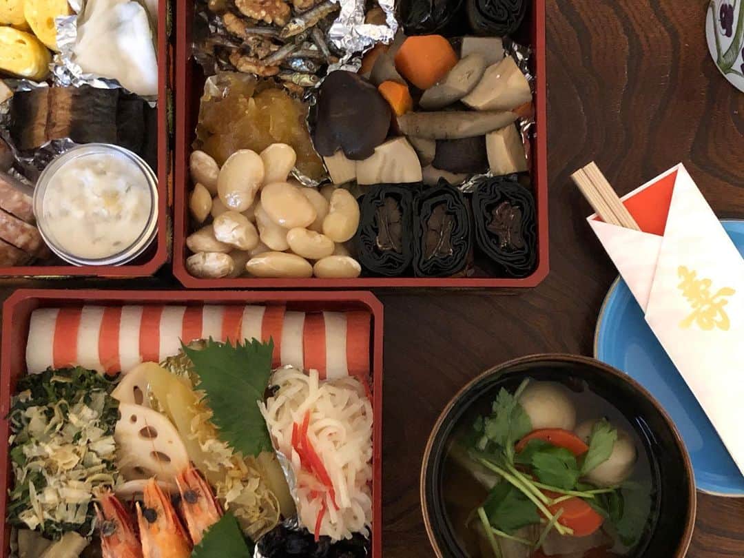 土井コマキのインスタグラム：「今年の御節おいしかったなぁと思い出す夜更け。 贅沢してもいいよなと、化学調味料や保存料を使っていない、よつ葉の御節。ホンマに全部美味しかったんだけど、キビ砂糖の黒豆とか、くるみごまめとか、にしん昆布巻とか、最高でしたな。ゴージャスなオードブルより、こっちが今の気分。 …て眠れなくなった夜更けに開き直って投稿🌚 #japan #newyear #traditionaljapan  #よつ葉ホームデリバリー」