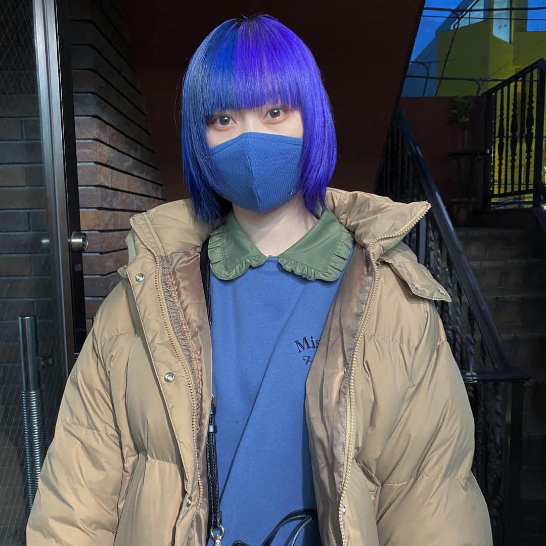 上下碧さんのインスタグラム写真 - (上下碧Instagram)「2020年美容院納めは好きな色の青と紫のツートーン。色味はワタローさんにお任せ安心安全完璧可愛い。2021年はどんな髪色にしようかなぁ。2枚目人生初ツートーンする前のうえした、とても楽しそうだ。」1月13日 4時31分 - ueshita_ao