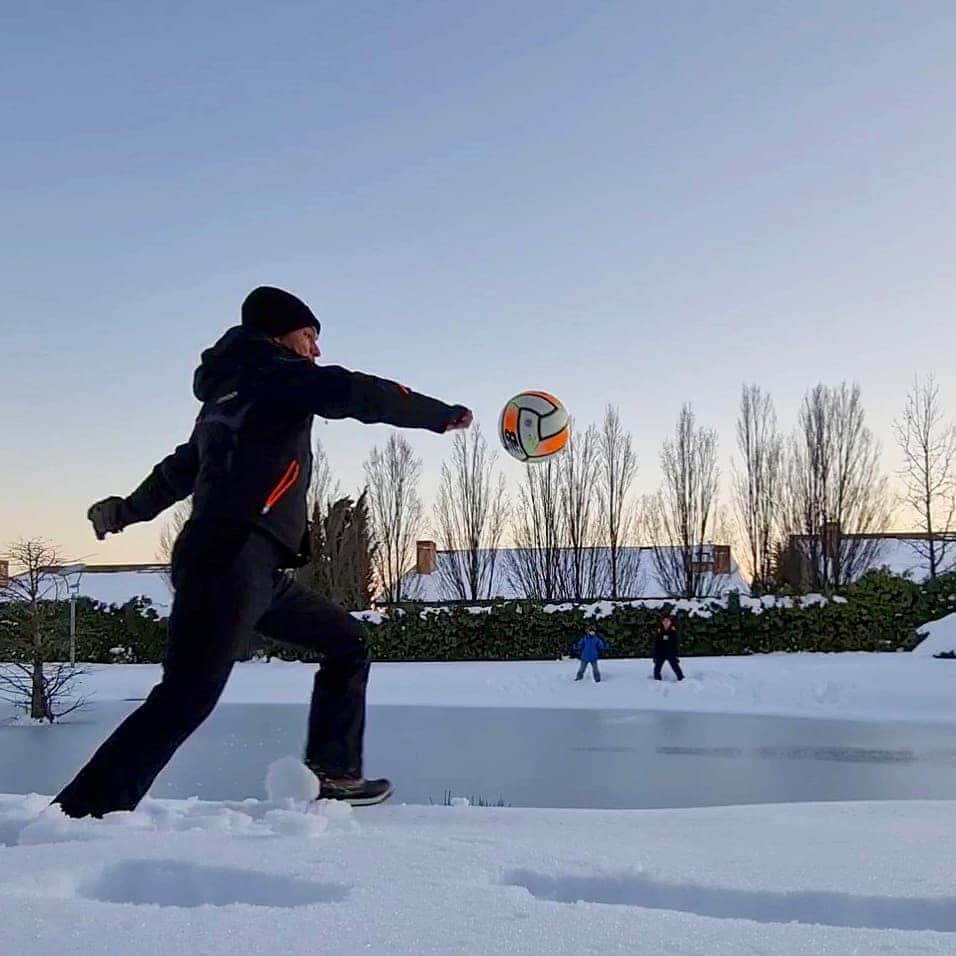 ルイス・ハビエル・ガルシア・サンスのインスタグラム：「Squizing the last few days of snow with the lads. Do you remember Tsubasa (Oliver Atom) kicking the ball under the bus for Genzo Wakabayashi (Benjamin Price) to Stop it ? Old cartoons but gold !! Memories from when I used to dream of becoming pro, Did you ? #MoreThanaGame #Winter #2021」
