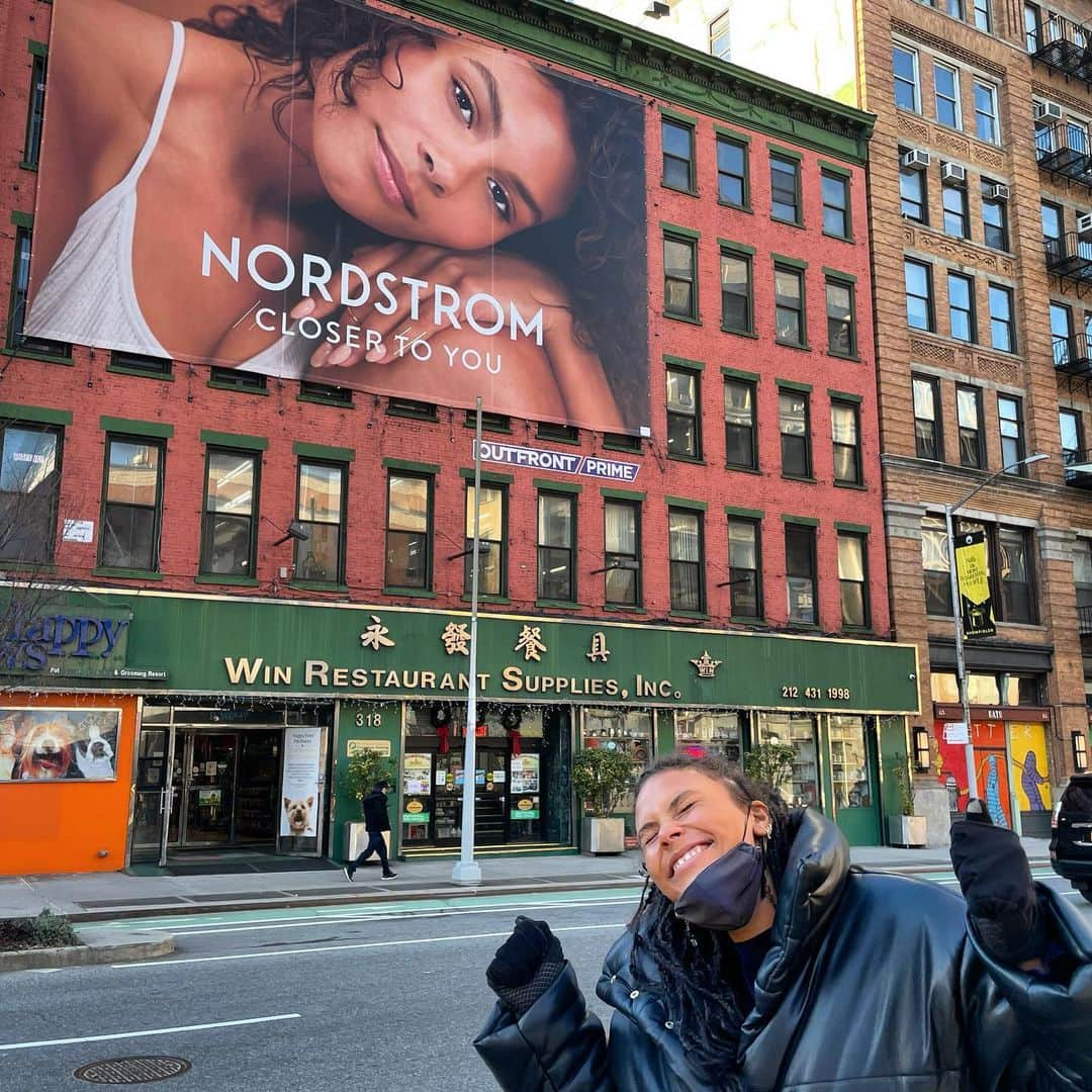 マーキータ・プリングのインスタグラム：「Gratitude is an action word.   Let me tell you a little story about the power of manifestation.... for a while now I’ve passed this building decorated with massive billboards. Every time I’d walk by I’d visualize myself up there. Never thinking about the specific ad I’d be featured in but always me and my giant face.... right before the new year I found out @nordstrom was planning on putting my image in two spots around the city, Lincoln Tunnel and somewhere in Soho. But I had no idea where in Soho.  Then just a few days ago I started getting messages from friends saying they saw my face downtown. They told me the exact location but I didn’t put it together until I went to see for myself....and guess what... it’s on the exact same building I’d been imagining.  It takes work, discipline, practice, and most importantly gratitude for everything you’re experiencing in life, but the sooner you start dreaming and believing, eventually it will all align✨」