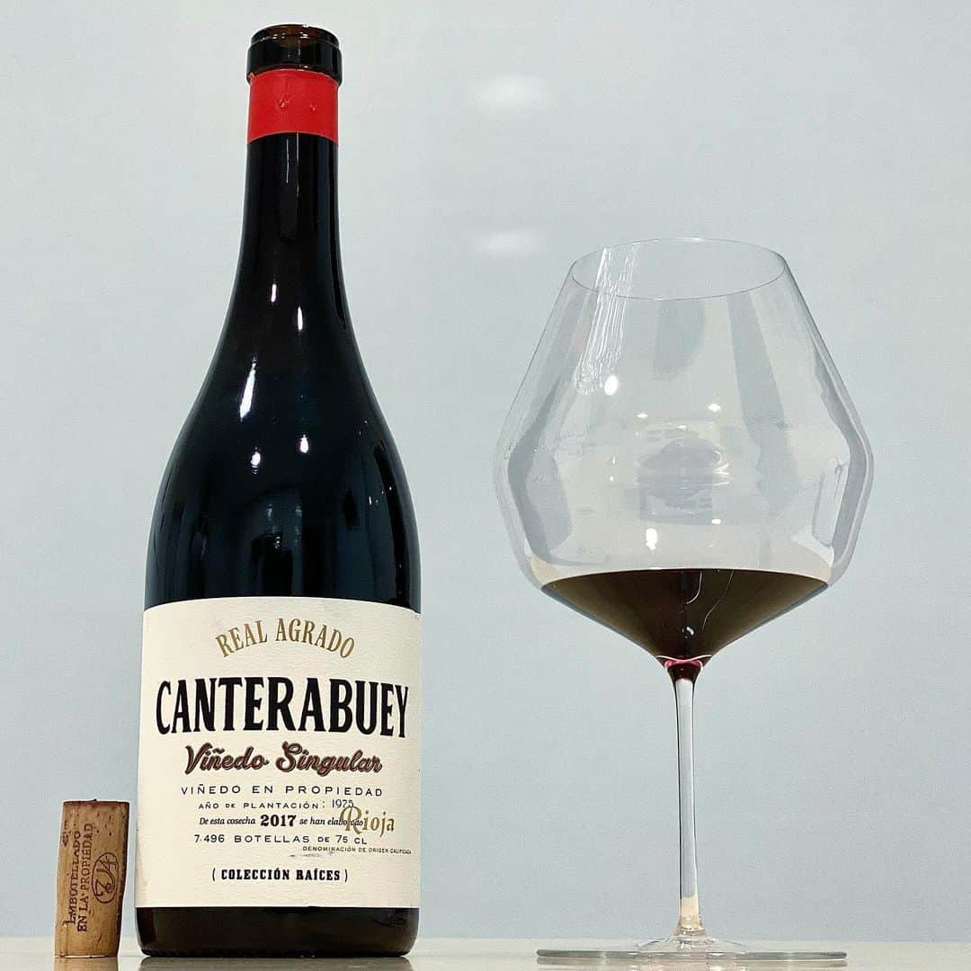 エンリケ・ソラ・クレメンテさんのインスタグラム写真 - (エンリケ・ソラ・クレメンテInstagram)「CANTERABUEY 2017, Bodegas Real Agrado. DOCa Rioja. Primer vino de la DOCa Rioja certificado como Viñedo Singular, una Garnacha poderosa y muy aromática procedente de un viñedo de 3,5 hectáreas plantado en 1975 con una crianza de 16 meses en barrica de roble americano y francés. En la Rioja Oriental se encuentra una bodega muy especial capaz de contar fascinantes historias a través de sus vinos.  La historia de Real Agrado comienza en 1974 con la plantación de viñedo en las 100 hectáreas que poseen, situadas entre los municipios riojanos de Aldeanueva de Ebro y Alfaro. Durante más de 30 años, sus uvas se usaron para la elaboración de prestigiosos vinos, hasta que en 2005 la propiedad decidió escribir su propio destino con la construcción de la bodega y elaboración de los primeros vinos. Sus valores: arraigo por la tierra, compromiso con el entorno humano y geográfico, ética en el desarrollo de su actividad y compromiso familiar. Cuatro vinos de su Colección Raíces: Vinos exclusivos, con marcada personalidad y producción muy limitada, que proceden de un único viñedo y reciben el nombre del mismo. -LAS PLANAS 2015: un blanco de guarda 100% Viura procedente de un viñedo de 11 hectáreas plantado en 1980 con 24 meses de crianza en barrica de roble americano y francés.  -LA LOBERA 2010: un gran Rioja elaborado de Tempranillo, Garnacha, Mazuelo y Graciano de un viñedo de 34 hectáreas plantado en 1992 con una crianza de 16 meses en roble americano y francés. -RODILES 2007: un vino único 100% Graciano de un viñedo de 5 hectáreas plantado en 1999 con 16 meses en barrica de roble americano y francés y un mínimo de 10 años de afinamiento en botella. CANTERABUEY 2017 degustado en Mark Thomas Double Bend Red. Salud gente! Y que sigáis disfrutando del vino! • • • • • #vino #vin #vinho #ワイン #紅酒 #wein #champagne #winelover #wineinfluencer #winetime #winecellar #instawine #winetasting #sommelier #somm #realagrado #viñedosdealfaro #canterabuey #viñedosingular #rioja #riojawine #markthomasglassware #lasplanas #lalobera #rodiles」1月13日 4時26分 - kike_sola