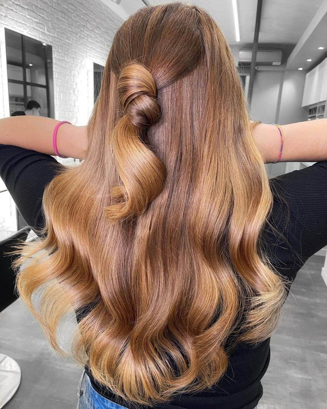 ghd hairさんのインスタグラム写真 - (ghd hairInstagram)「It's knot me, it's you ✌️💁‍♀️ These angelic soft curls through the ends are giving us life. 😍   @cdc_koys_atelier_san_lazzaro   #ghd #ghdhairpro #hairgoals #hairenvy #hairenvy #hairstyling #hairinspiration」1月13日 4時30分 - ghdhair