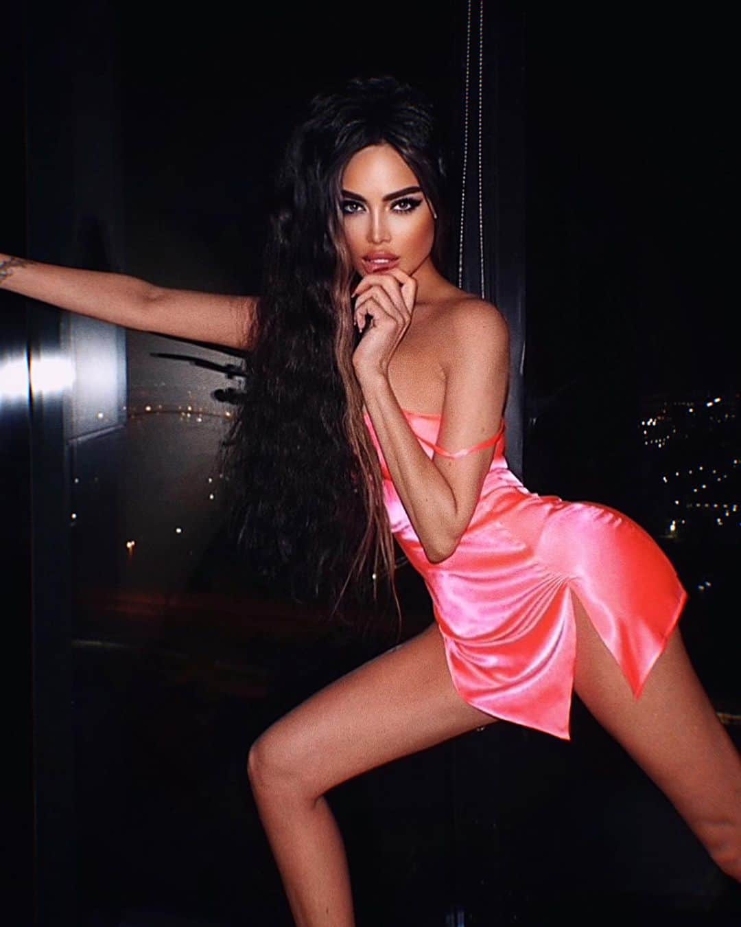 のインスタグラム：「Если смотреть мой Instagram, то сразу видно, что я «сова». Практически все мои фотографии сделаны в тёмное время суток. Действительно так и есть. Я люблю поздно ложиться спать и поздно просыпаться. Я так чувствую себя более комфортно. Ночное время суток для меня более магическое/мистическое🔮 Я 100% ночной житель! 🌑😈  Да и вообще ночь - это красиво! Огни, фонари, свечи, подсветки.. Мммм..  А ещё по ночам я более чувствительна во всех планах, более умиротворена, блаженна.. Я люблю поздние свидания, вечернее посещение ресторанов, ночные походы в кино, ночные перелеты, ночное вождение, ночное чтение, поздние фотосессии, тренировки и т д.  А Вы «жаворонок» или «сова»?」
