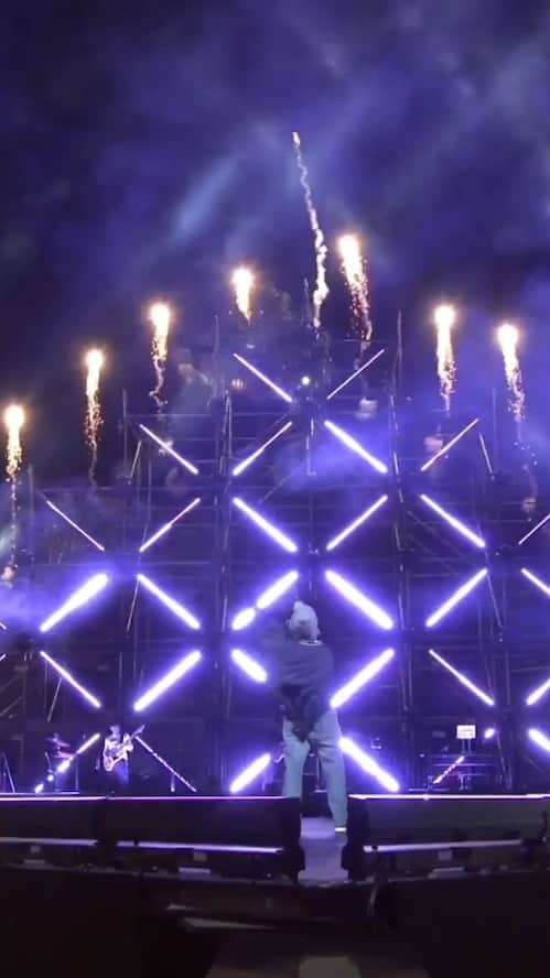 テイラー・ジェームスのインスタグラム：「Take me back to New Years, had such a great time on stage with the gang 🙌🏿🙏🏿 @justinbieber @wetheband @nickdemoura @harv  @julesthewulf  @stixxtaylor  @doctor_0_music @zacbrunson」