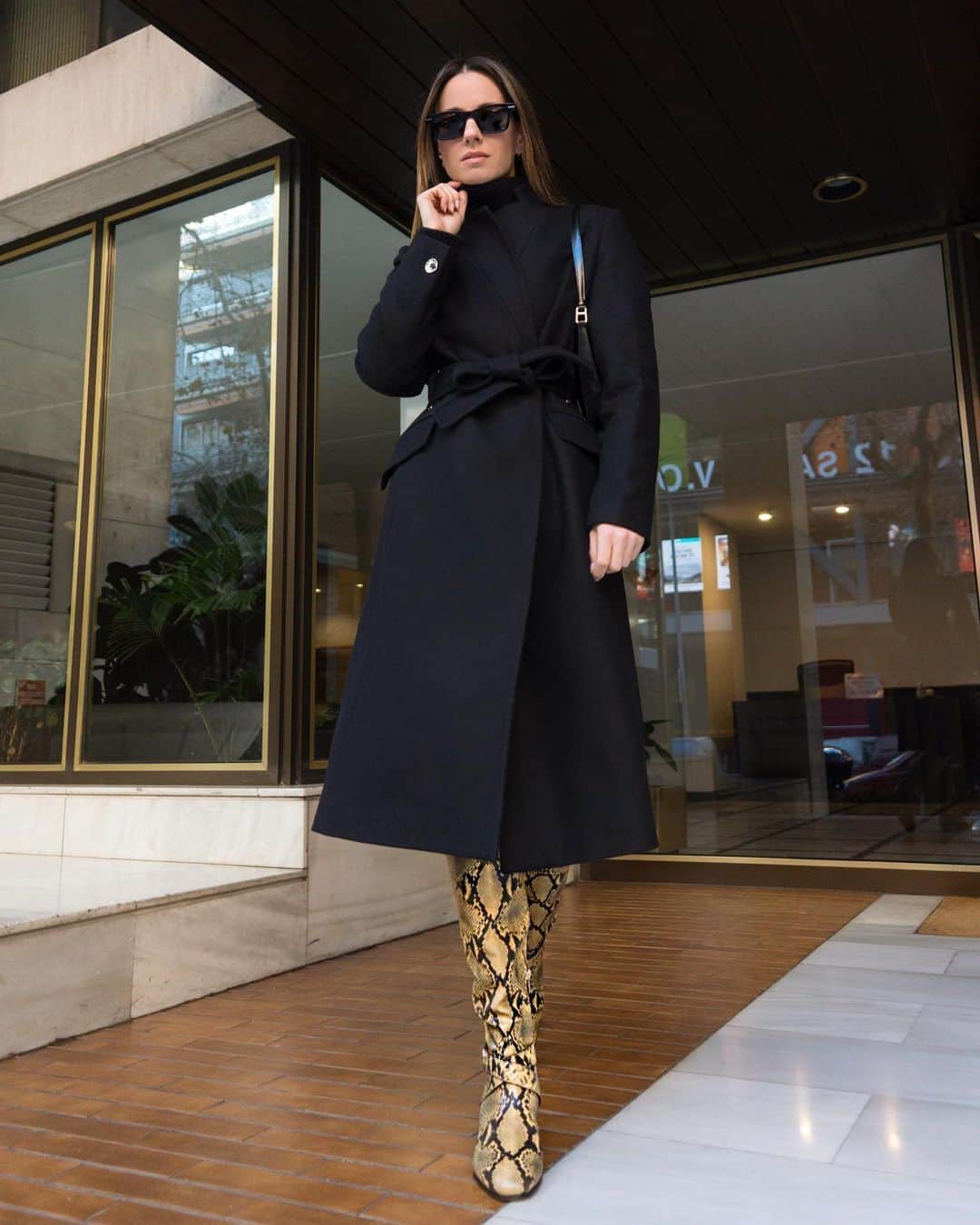 Zina Charkopliaさんのインスタグラム写真 - (Zina CharkopliaInstagram)「Huge fan of elegant coats @karen_millen #karenmillen #ad  _ _ _ Credits @momomag_」1月13日 4時45分 - zinafashionvibe