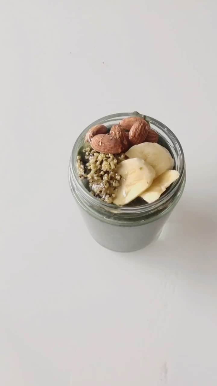 ケリーのインスタグラム：「・ 時差ぼけに負けないスムージー❣️ ・ It’s a perfect smoothie to  kick out jet lag 😉 ・  Ingredients   1/4 Blueberries  1/3 cup Spinach  1/4 Apple  1/2 Lemon  1/2 Banana  1/2 avocado  2 Dates  Raw Spirulina (optional) 150ml Soy Milk  1 Tbsp Açai Powder   1 tbsp OM Medicinal Mushrooms ( Chaga,Reishi,Immunity )  Blend all the ingredients!!! 全ての材料をブレンダーに加えて、攪拌❣️  Topping with : Banana,Hemp seeds,Almods and Honey)」