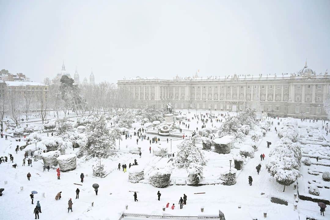 TIME Magazineさんのインスタグラム写真 - (TIME MagazineInstagram)「People enjoy the snow outside the Royal Palace in Madrid on Jan. 9. During what became Spain's worst snowstorm in recent memory, the Associated Press reports, emergency workers in the central part of the country cleared 500 roads and rescued more than 1,500 people who were stranded in their vehicles. At least four people have died. Photograph by @gabrielbouys—@afpphoto/@gettyimages」1月13日 4時54分 - time