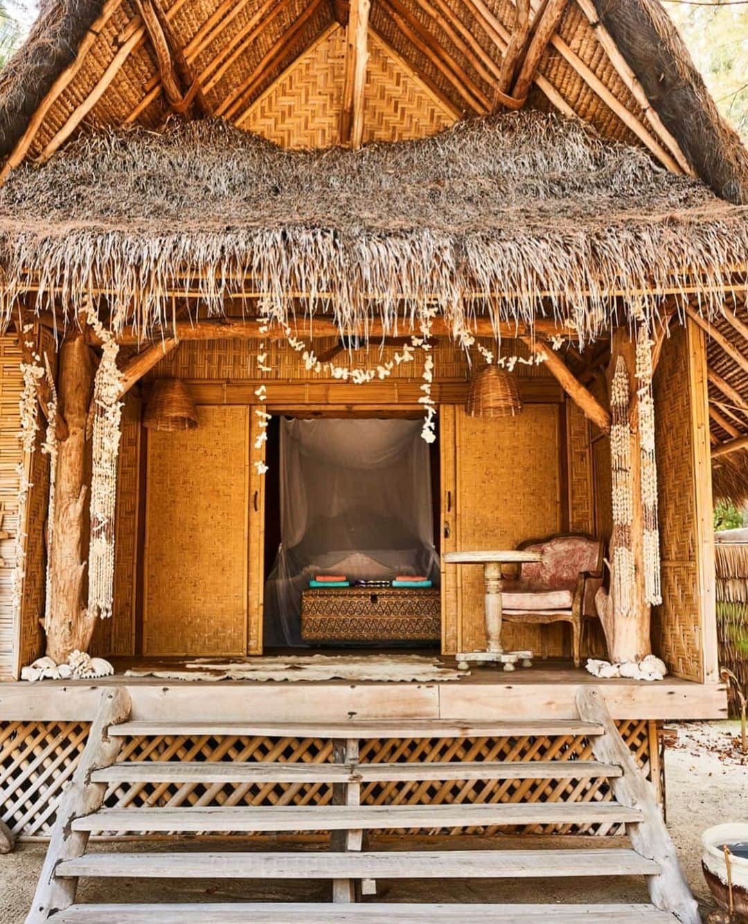 ソルドスのインスタグラム：「major heart eyes 😍 for the this indonesian beach bungalow, crafted out of wood and bamboo 🌱⁣ ⁣ 📷: @nikoleramsay via @theislandhouses」