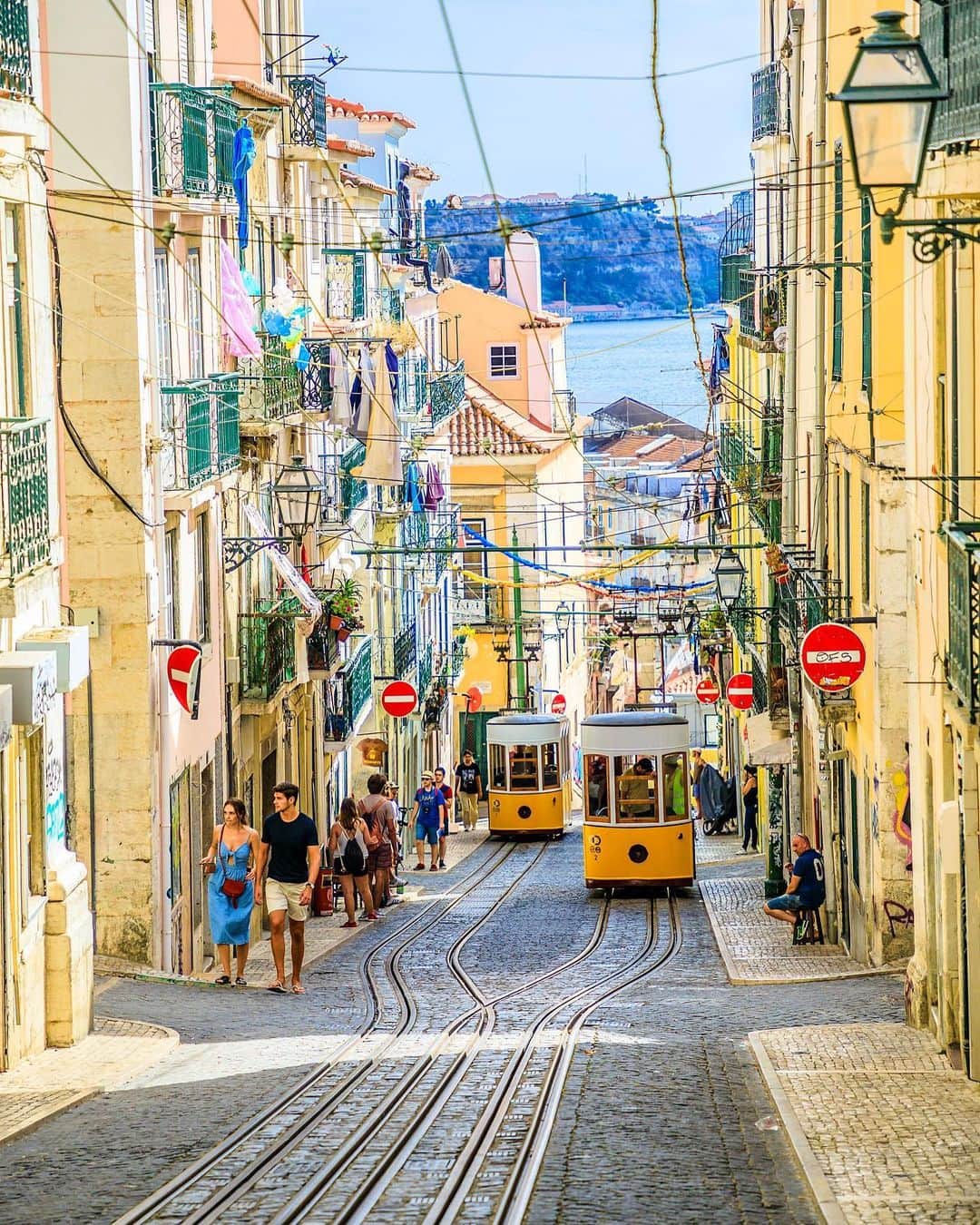 Lonely Planetのインスタグラム：「With the big city location, Lisbon appeals to digital nomads who come to work as much as play.   If you’re eyeing the lifestyle of a remote worker, tap the link in our bio to find out if Lisbon is a good fit for you.   #lisbonportugal」