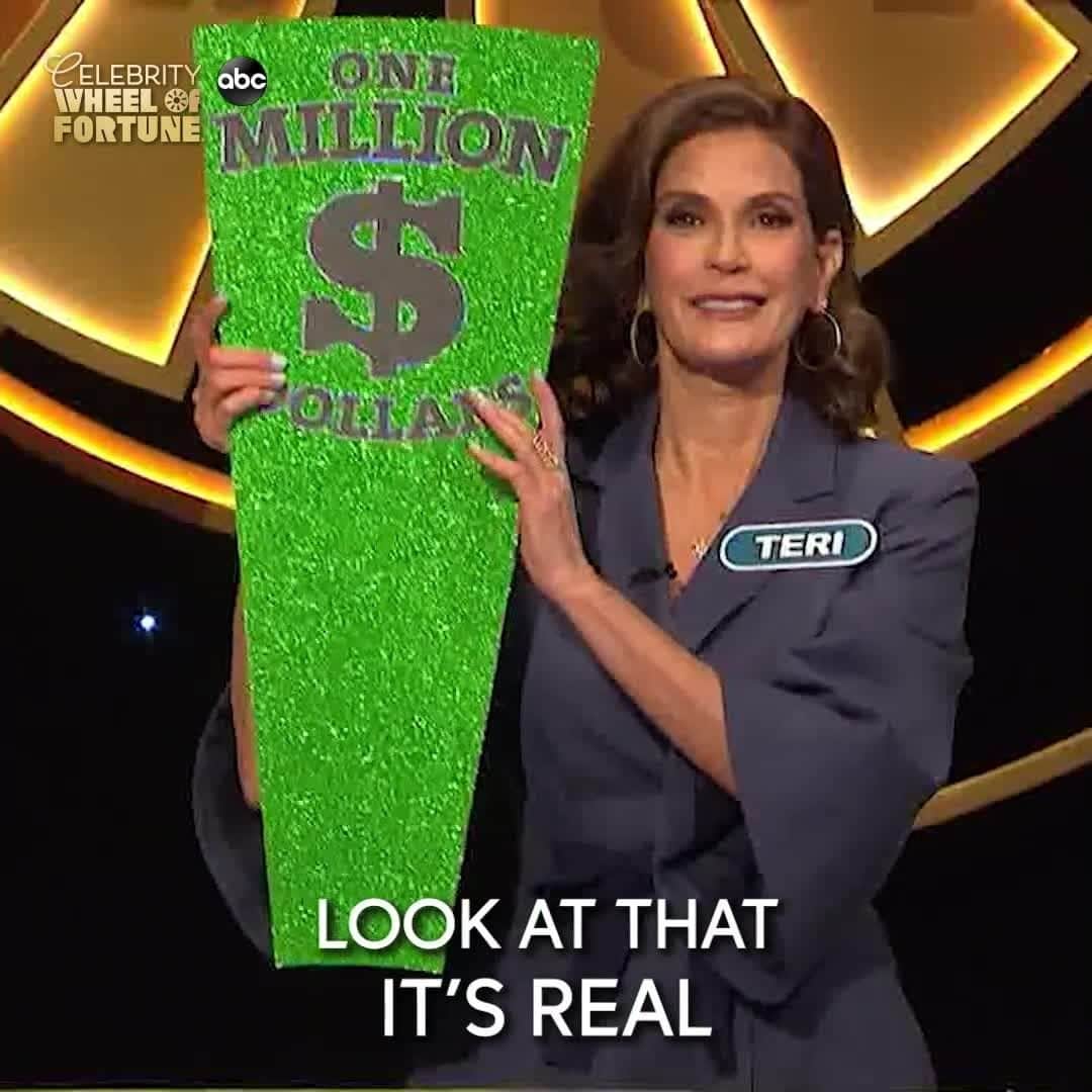 アメリカン・ブロードキャスティング・カンパニーのインスタグラム：「We LOVE when our celebrity contestants get to model that million dollar wedge! Don't miss more #CelebrityWheelOfFortune THURSDAY at 8|7c.」