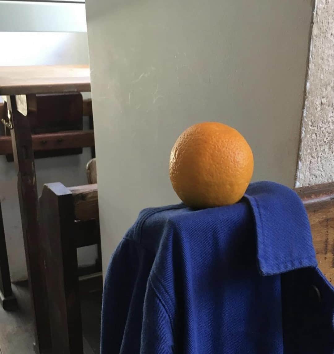 のインスタグラム：「Le saviez-vous ? 🍊Nos vestes de travail en moleskine 100% coton sont fabriquées par le même atelier en France depuis plus de 100 ans. C’est un tissu très résistant, déperlant car tissé très serré, dans une armature proche du satin. La moleskine est aux vêtements de travail français ce que le denim est aux vêtements de travail américains.  _____  Did you know that? Our work jackets in moleskin fabric 100% cotton are made by the same textile mill in France for more than 100 years. The weave of the fabric is not very different from satin but it’s a very strong fabric which is so tightly woven that it becomes water-repellent. Moleskin definitely is to French workwear what denim is to American workwear.  #lemontstmichel #workwear #workwearstyle  #workwearfashion #workjacket #antiqueclothing #frenchworkwear#bleudetravail #frenchfashion」