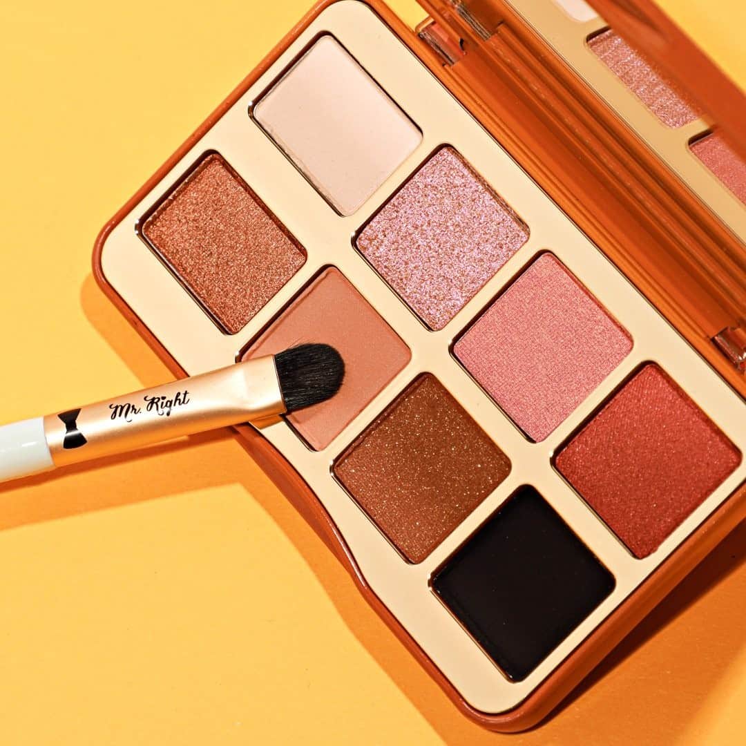 Too Facedのインスタグラム：「Trending right meow 🐱 Create purrrfect looks with the 8 sexy shades in our feline-inspired Kitty Likes To Scratch Mini Palette! #toofaced」