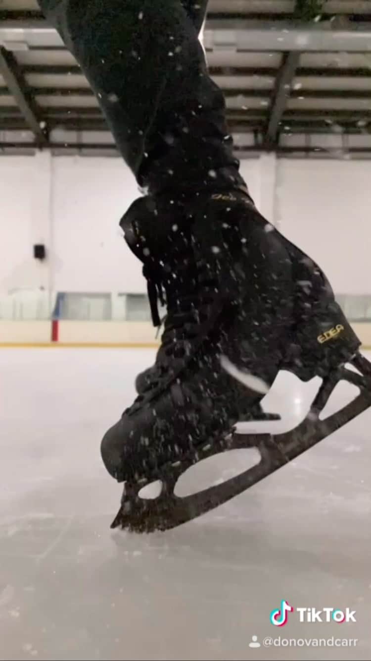 Donovan Carrillo Suazoのインスタグラム：「Love my new skates 🖤 @edeaskates @mkblades」