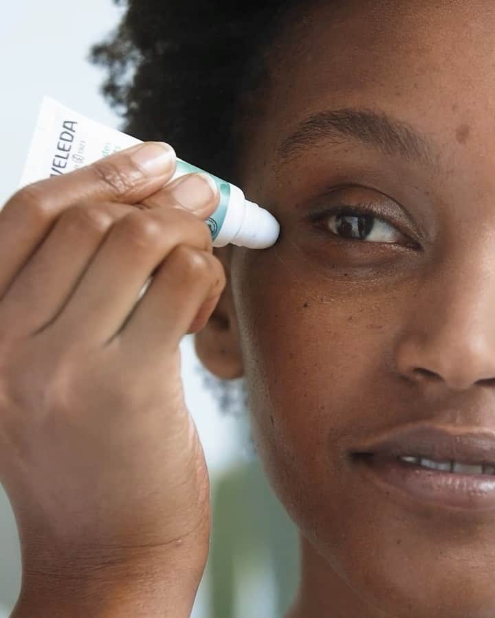 Weledaのインスタグラム：「Did you know the delicate skin around your eyes is fragile, prone to dryness, and quickly shows sign of aging and fatigue? 👁 Using a targeted eye care like our Sheer Hydration Eye Gel protects and nourishes the skin around your eyes better than moisturizer alone! Shop via the link in our bio #WeledaSkin」