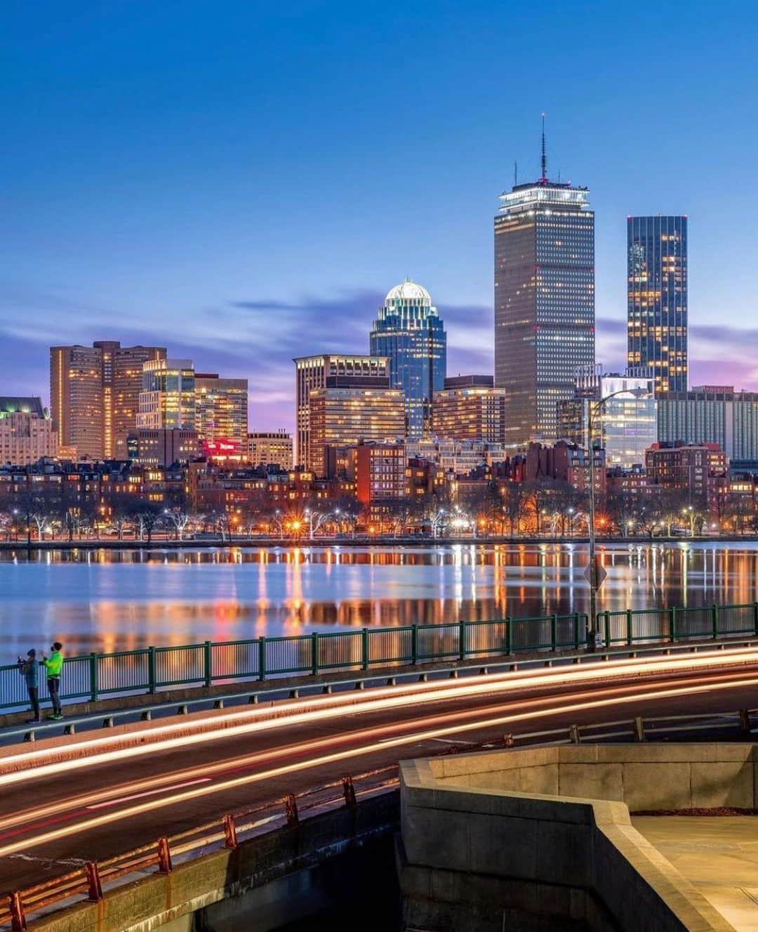 Instagramersさんのインスタグラム写真 - (InstagramersInstagram)「Enjoy the blue hour on the city by @matthewraifman and @igersboston 🤩🙌🏻📸🔮✨ #igersboston #igersUSA #igers」1月13日 5時07分 - igers