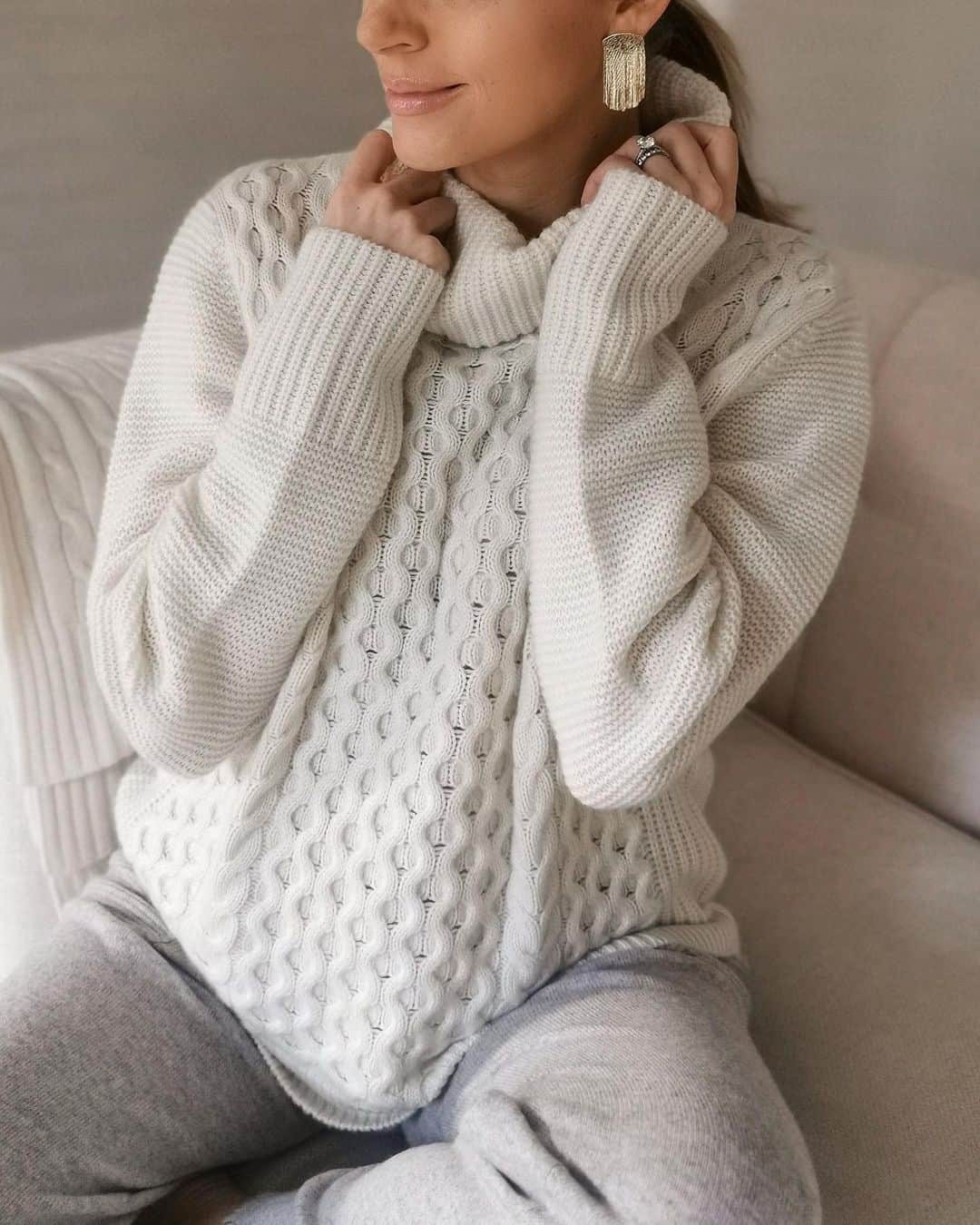The Outnetのインスタグラム：「The easiest way to turn a good outfit into a great outfit is a cashmere jumper and this Iris & Ink one is bump-friendly. As seen on @thefashionbugblog 💗  Shop all your favorite Instagram looks, just visit the link in bio」