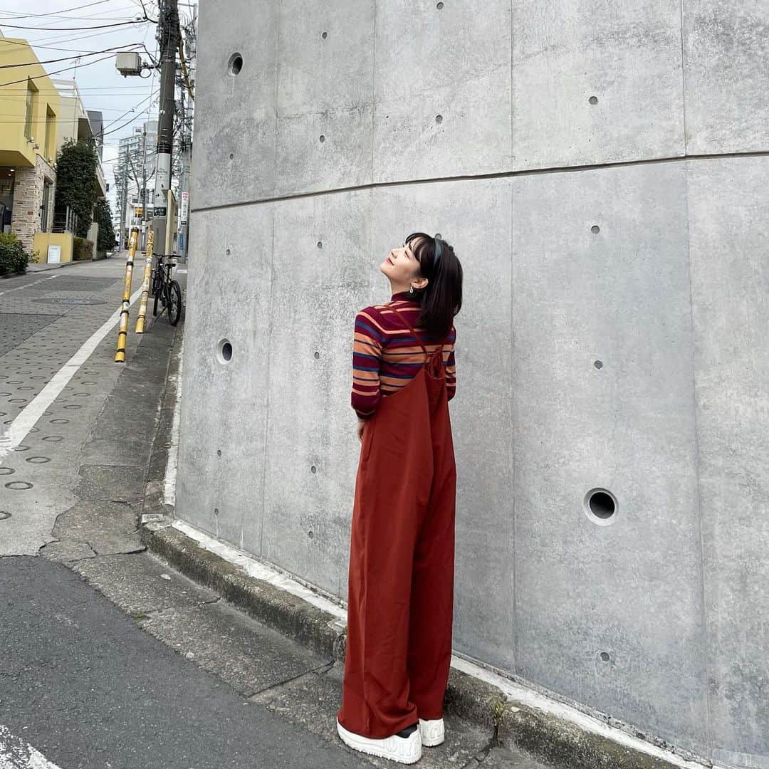 のインスタグラム：「tops…… @redyazel  bottoms…… @rosebud_official_  shoes…… @miumiu   赤でまとめたコーデ🦩 にしてみました。  オールインワンってとってもとっても かわいいけどさ、 お手洗い行く時大変だよね笑 だから朝お洋服決める時 今日はお手洗いの回数減らしてやる！ って意気込んで選んでる笑 （裏の裏の裏の内緒の話だよ！🤫）  #オールインワンコーデ #赤コーデ #オールインワン #今日のコーデ#miumiushoes #miumiu #ビジョビ  #makeup#portrait#port#make#hair#model#giri#ootn #selfie #좋아요반사#팔로우미#맞팔#셀스타그램」