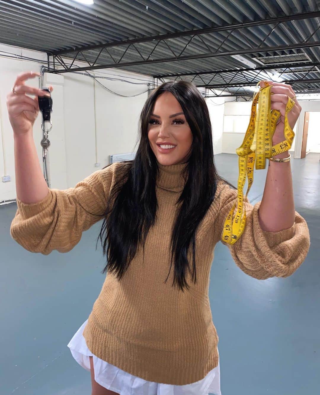 Aka SCUBA CHARLOTTEさんのインスタグラム写真 - (Aka SCUBA CHARLOTTEInstagram)「WAREHOUSE OWNER ALERT🔑 pretty proud moment right now, today I got the keys to my very first warehouse AHHHHHHHHHHHH as you may or may not know I set up my 2 little businesses just under 2 years ago 👉🏼 @peppergirlsclub (my bag and oversize Essentials baby) and @naked_lane my homeware brand. Never did I think We would of outgrown our first premises so soon! 🤩🤩 I’m so excited about the future and have HUGE plans for my two growing babies!! As you know if you follow @thecrosbymanor you’ll also see my keen interest in interior design! AND IM EVEN MORE EXCITED TO ANNOUNCE through our BRAND NEW sister brand of @naked_lane 👉🏼 @nakedlaneinterior we will be offering a interior design service coming summer of 2021 👀❤️💃🏼 we already have 2 incredible advisors onboard 🙌🏼 and we will be following our first commercial property transformation (our warehouse) over on @nakedlaneinterior 🙌🏼 Very exciting times ahead! ❤️❤️❤️❤️ Full outfit @selectfashion (tagged in story)」1月13日 5時05分 - charlottegshore