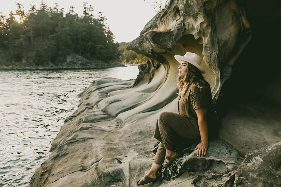 Explore Canadaのインスタグラム：「Hi there! I’m Rachel Barkman. A photographer, dog-lover, and mother based in British Columbia.   When I became a mother, many things changed. My body, my priorities, and my routines. Most drastically, however, was how I spent time outdoors. Gone were the days of 12 hour hikes, camping on mountaintops, and multi-day road trips. Before I became a mother, I was free to roam where I wished, and I spent my time chasing the next big experience.   Enter Ezra, my son. The grandest of experiences. The mountaintop to rival all mountaintops. With his arrival into our family, many things shifted. My time was no longer my own. My world revolved around his needs and limitations. It was not an easy transition, and I would be lying if I said I didn’t struggle- I often felt like I was missing out. I had to wrestle with my new identity, but I came out the other end with a deeper appreciation for my own backyard. As I began to see the world through my son’s eyes, I started to revel in the beauty at my fingertips. He taught me that magic can be found in the shortest of trails and the closest of views. That each day provides an opportunity to experience something new and awe-inspiring, even on trails we’ve walked a hundred times.   Nowadays, my adventures may seem simpler and less grand, but there is a deep contentment in our slower wanderings. We’ve gotten to know all the little trails and off-shoots in our favourite park. We’ve learned to identify more bugs and mushrooms than I even knew existed- things I so often missed or overlooked before he arrived in my life. Staying close to home has only enriched my experiences in nature and fostered a deep love for the place I call home.   I used to spend my time seeking the next epic experience. However, motherhood has helped me realize that the quality of my time in nature is not dictated by the lengths I go through to achieve it, but by how I choose to perceive and interact with the beauty all around me. #CanadaNice #ForGlowingHearts #ExploreCanada   📷 @rachelbarkman 📍: @hellobc ⁠⠀ #ExploreBC」