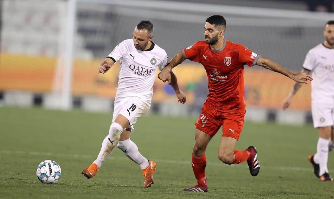 サンティ・カソルラのインスタグラム：「Very important victory for the team against a great rival, one step closer to the final goal, as always thanks to our fans for their support. @alsaddsc 🤍🖤💪💪」