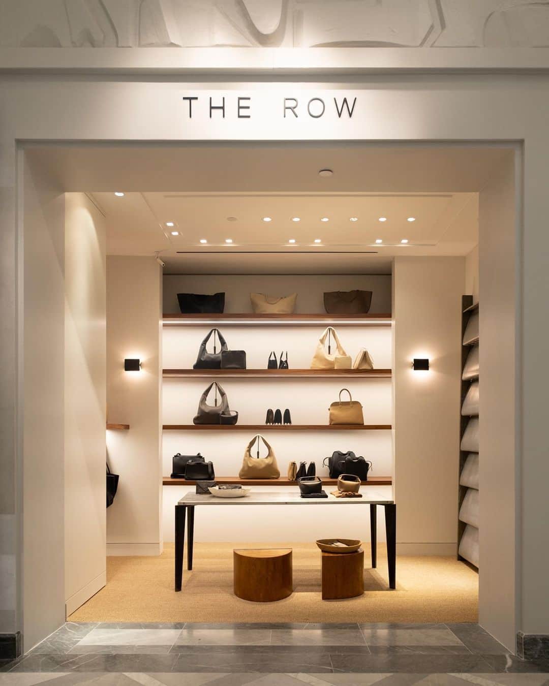Bergdorf Goodmanさんのインスタグラム写真 - (Bergdorf GoodmanInstagram)「NOW OPEN 🖤 Discover and shop the latest must-have bags from the beloved New York brand @therow in their new shop on Bergdorf Goodman’s Main Floor. #BGInTheBag」1月13日 5時09分 - bergdorfs