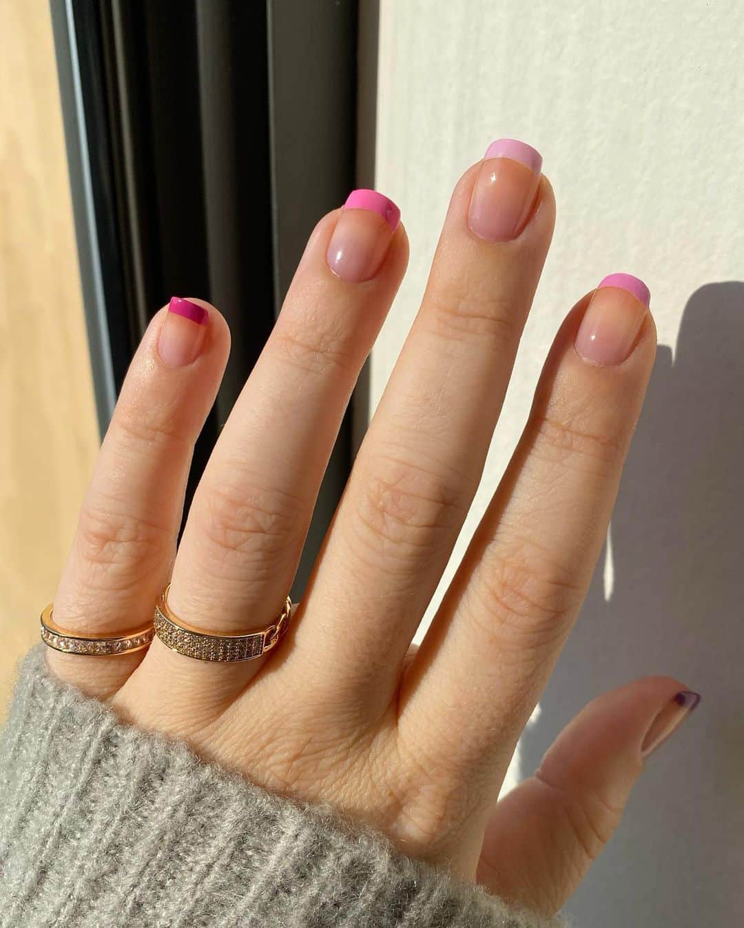 Soniaさんのインスタグラム写真 - (SoniaInstagram)「𝓡𝓸𝓶𝓪𝓷𝓽𝓲𝓬 Frenchies💘 Got a ton of requests for minimal Vday nails so I tried out these cuties. Loooove these colors together😍」1月13日 5時09分 - badgirlnails